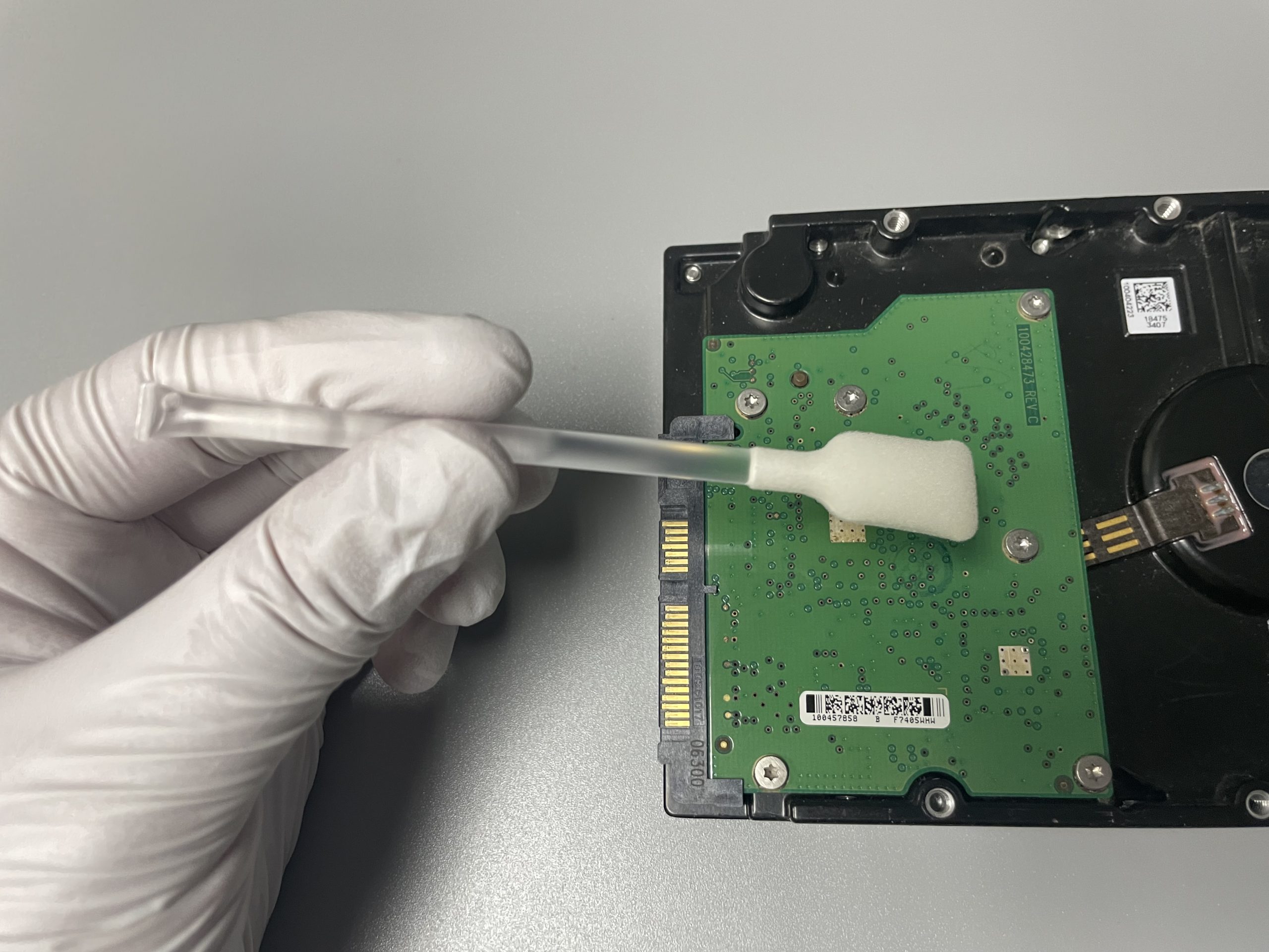 Can You use 70 Isopropyl Alcohol to Clean Electronics ? Cleaning